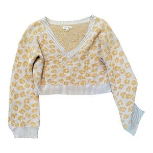 WILD HONEY, OVERSIZED, CROPPED PULLOVER SWEATER. V-NECK, FULL SLEEVES. SIZE M